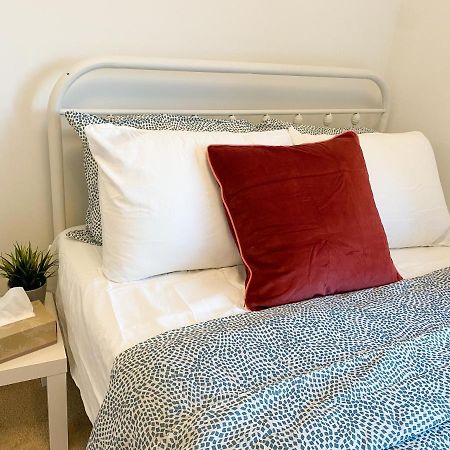 Elegant Rooms In Shared Townhouse Next To Beach Whitby Bagian luar foto