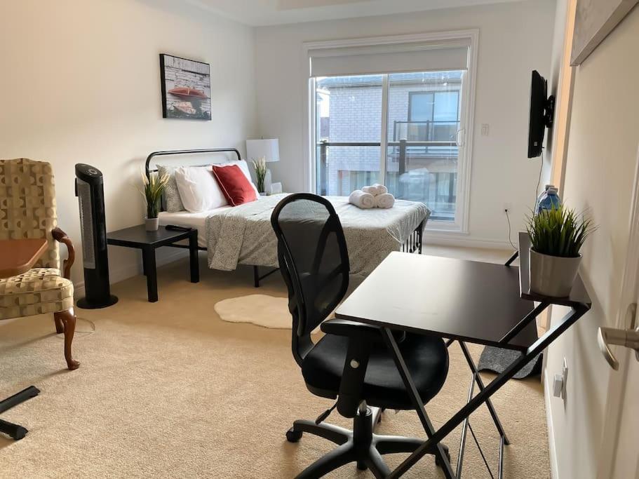Elegant Rooms In Shared Townhouse Next To Beach Whitby Bagian luar foto