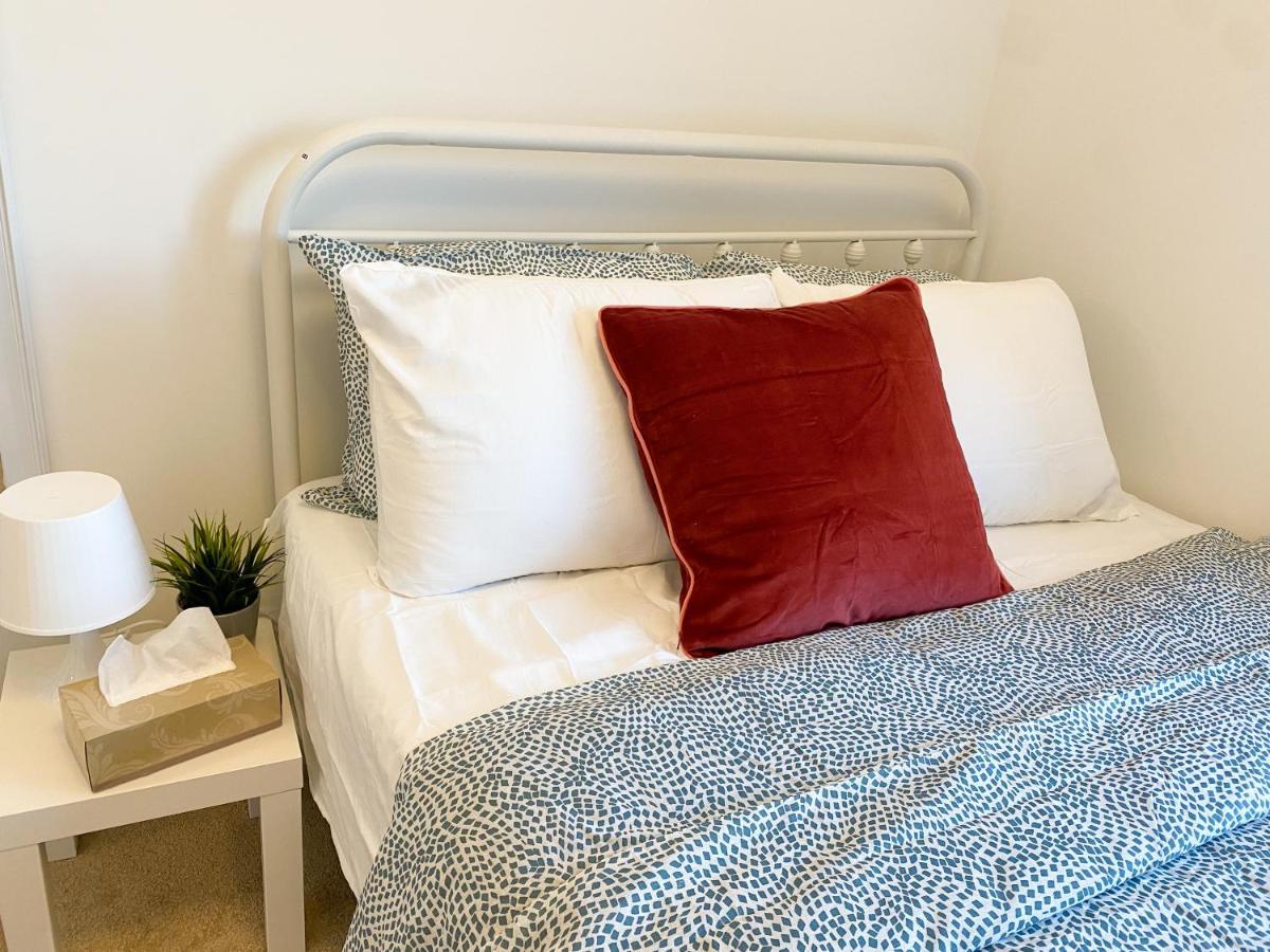 Elegant Rooms In Shared Townhouse Next To Beach Whitby Bagian luar foto