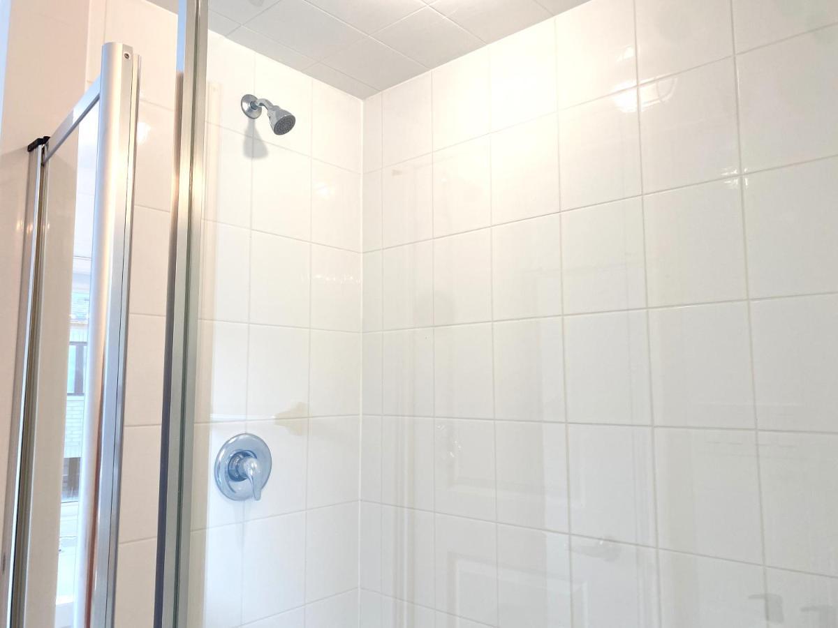Elegant Rooms In Shared Townhouse Next To Beach Whitby Bagian luar foto