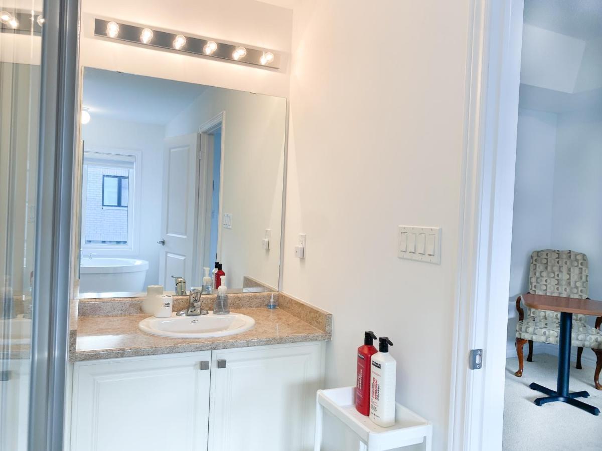 Elegant Rooms In Shared Townhouse Next To Beach Whitby Bagian luar foto